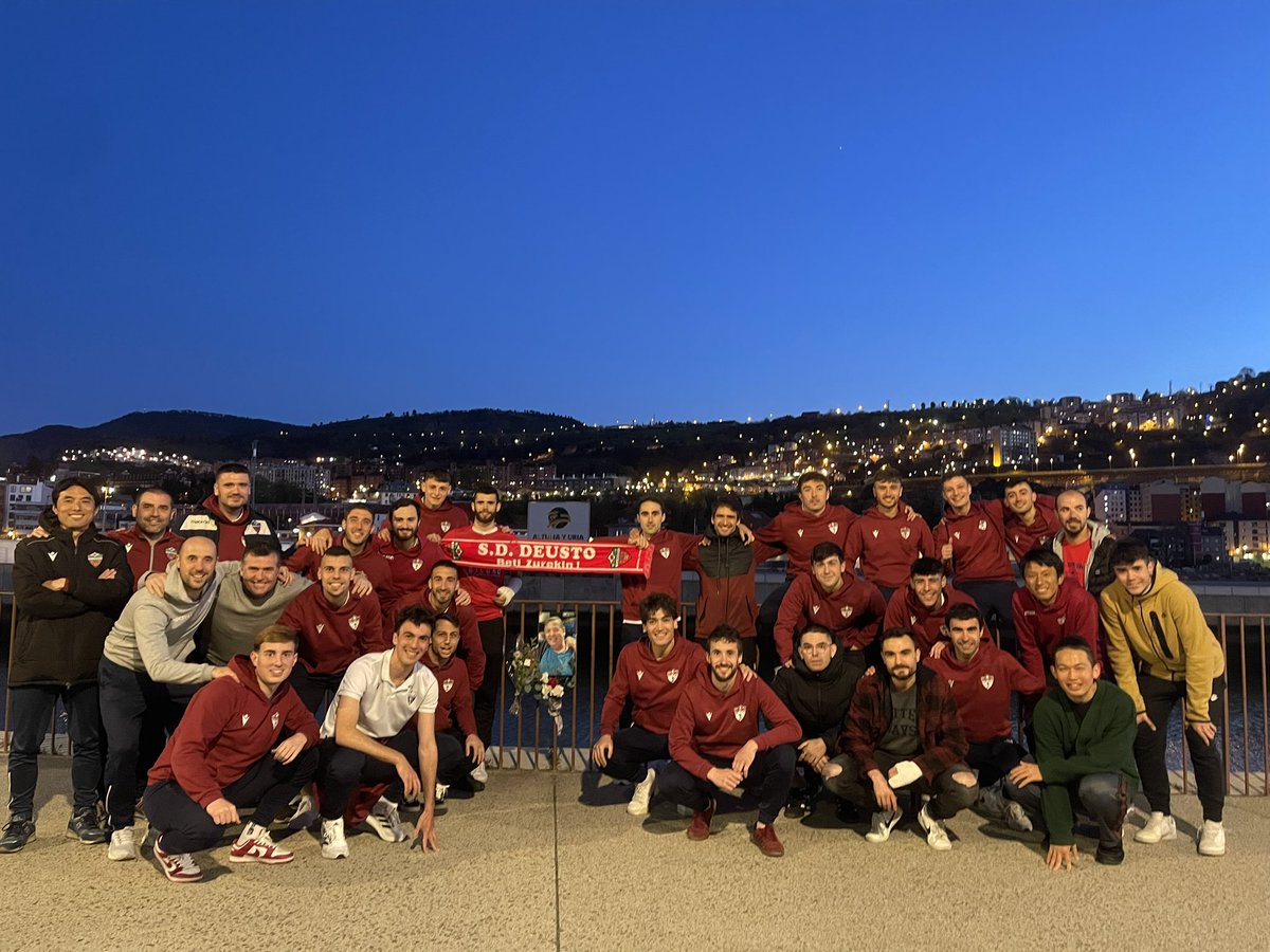 deustosd's tweet photo. Playoff-aren lorpena Joseba Larrondori, eta Deustuko bazkide eta zale guztiei eskaintzen diegu.

Dedicamos este playoff a Joseba Larrondo, y a todos los socios y aficionados del Deusto.

#EgurreDeustu 🍅🍅🍅 https://t.co/dUctRYi1cW