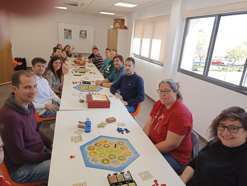 Algunas fotinchis de los torneos de #Catan y #Carcassone celebrados durante el día de ayer. Gran ambiente, loseteo, daré yes y duras negociaciones! Gracias a todos los participantes!!! instagr.am/p/CrG6RUJrDvw/