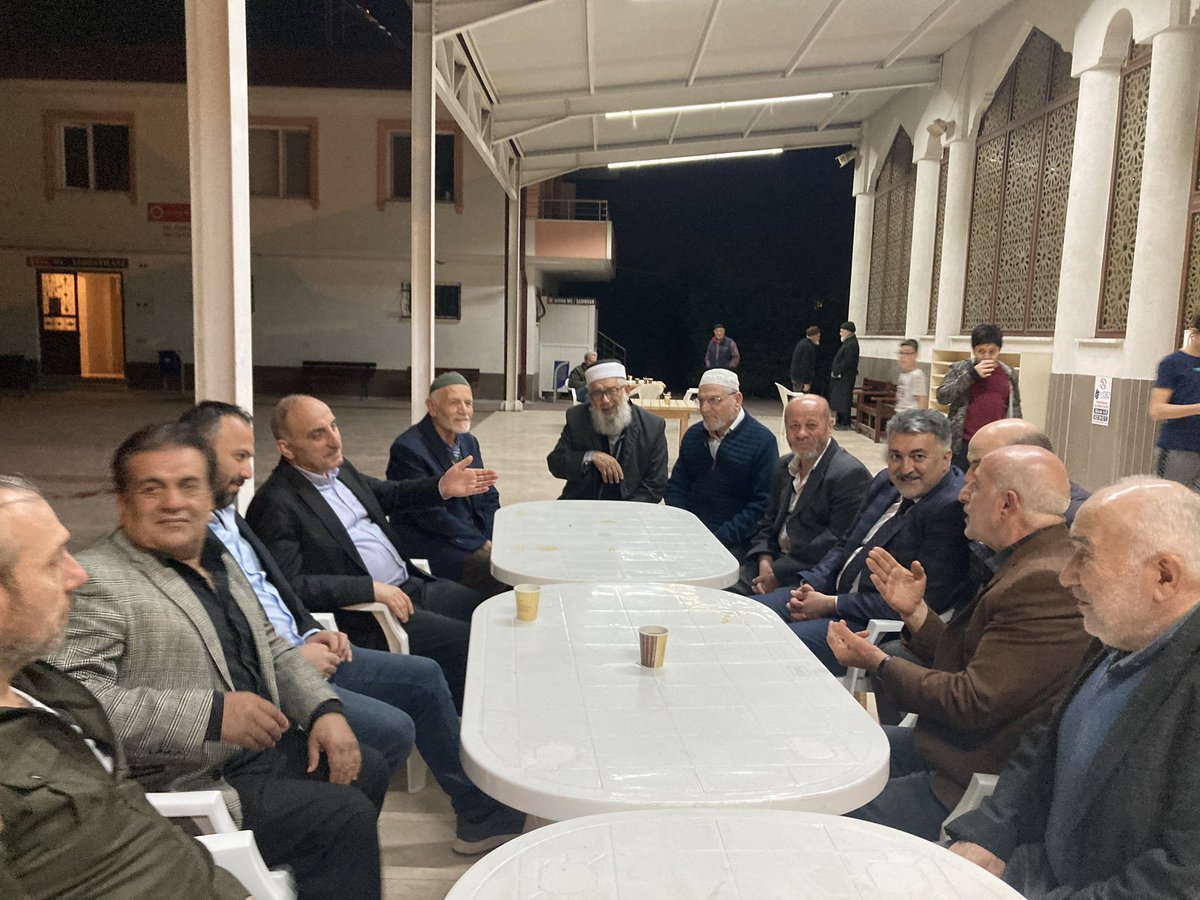 Ak_kursatklc54's tweet photo. 📍Erenler 

Terâvih namazı sonrası Erenler Belediye başkanımız Sn.Fevzi KILIÇ Ve İlçe Başkanımız Erdal Köse ile birlikte Hz.ÖMER Camii cemaatiyleyiz… 

ilçemizde gönüllere dokunmaya, hemşehrilerimiz ile kucaklaşmaya devam ediyoruz.

#TürkiyeYüzyılı
#DoğrusuAkParti
#DoğruAdımlarlaYolaDevam