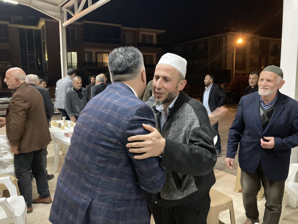 Ak_kursatklc54's tweet photo. 📍Erenler 

Terâvih namazı sonrası Erenler Belediye başkanımız Sn.Fevzi KILIÇ Ve İlçe Başkanımız Erdal Köse ile birlikte Hz.ÖMER Camii cemaatiyleyiz… 

ilçemizde gönüllere dokunmaya, hemşehrilerimiz ile kucaklaşmaya devam ediyoruz.

#TürkiyeYüzyılı
#DoğrusuAkParti
#DoğruAdımlarlaYolaDevam