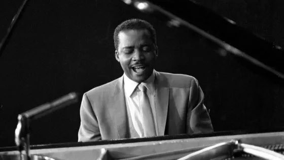 francemusique's tweet photo. Immense tristesse d’apprendre ce soir la disparition d’Ahmad Jamal 😢 

Le pianiste et compositeur de jazz américain est mort chez lui, dans le Massachusetts, à l’âge de 92 ans.

Hommage ce lundi sur #FranceMusique

@alexopenjazz @nathaliepiole_ @jburbain

https://t.co/kvE5HlzhKd https://t.co/rZLvsBtaQ7