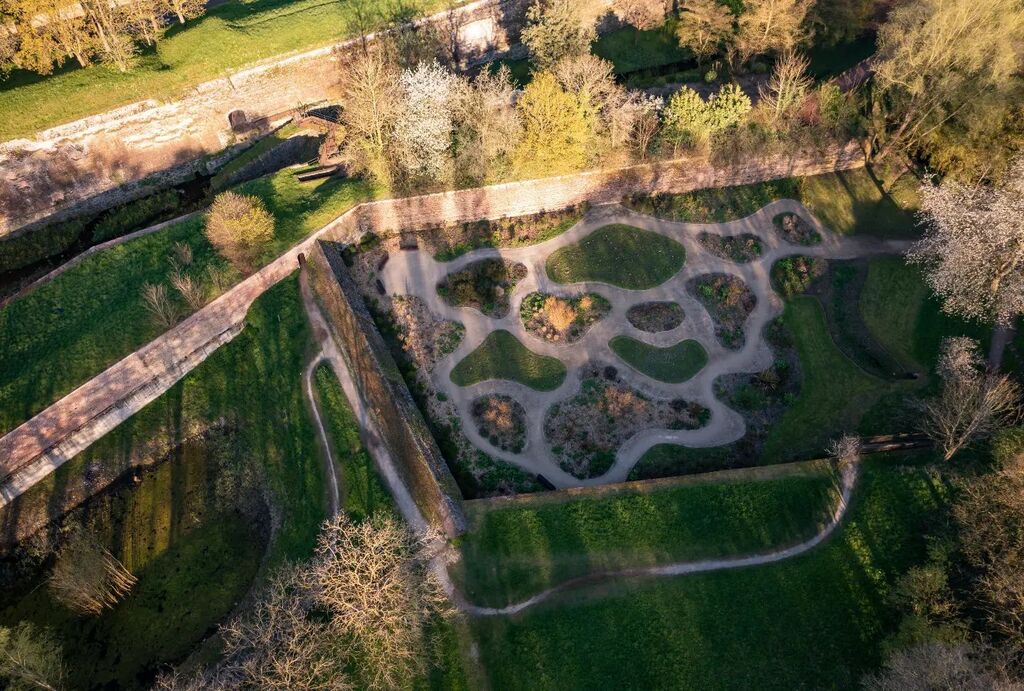 Petit parc floral - between 2 walls at Le Quesnoy #aerial #aerialbeauty #aerialphotography #agameofdrone #dailyoverview #dji #djiglobal #djimavic2pro #drone #dronepics #drone_countries #droneart #dronebois #dronegear #dronelife #dronephotography #dronepointofview #droneporn…