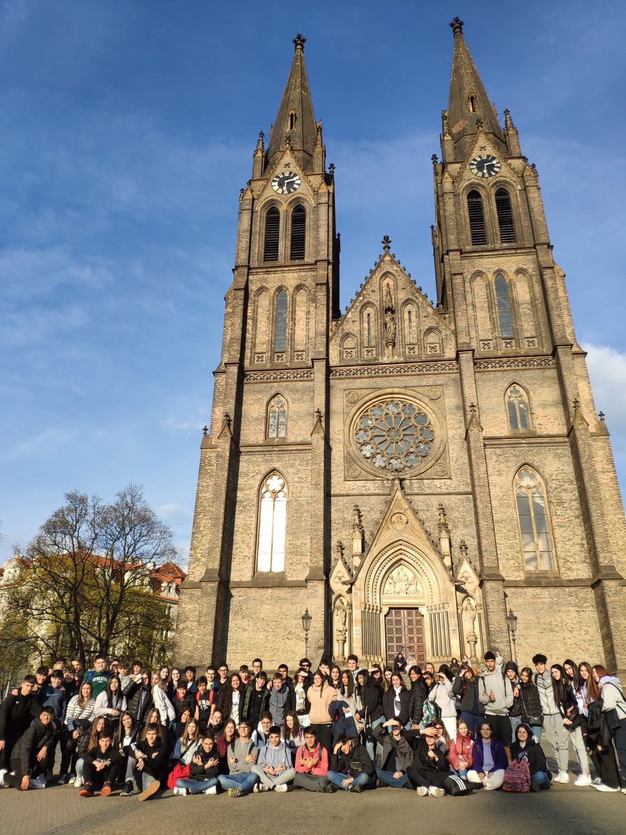 webjmsantandreu's tweet photo. Ja han arribat a Praga! Els alumnes de 4t #ESO gaudeixen del seu viatge de final de curs #jmsantandreu #somjm #somosjm https://t.co/gA7lavddkK