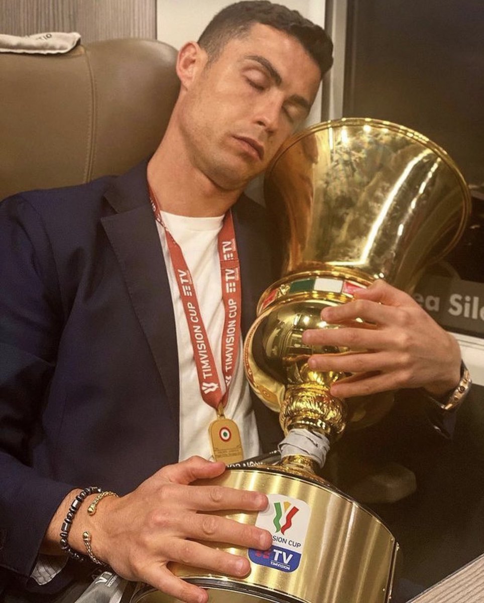 CulerYRonaldo's tweet photo. How Ronaldo left Juventus vs How Messi is leaving PSG https://t.co/qJQ0F8ig14