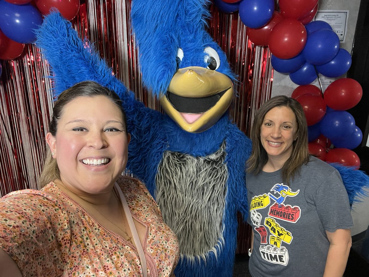 Liz_S_Castillo's tweet photo. Supported @rountreerr on their final Open House before closing the school. What a great turnout! 💙❤️ https://t.co/e4PZtJNV8l