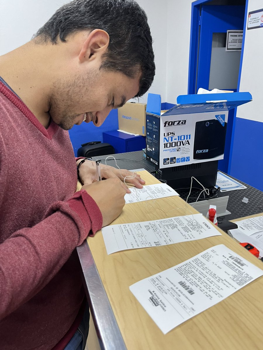 idanieladuarte's tweet photo. Hoy nos sorprendió #Katronix. Hace casi 2 años compramos una IPS que dejó de funcionar, bueno, pues fuimos por su garantía (3 años), en verdad no le teníamos fe, pero ellos nos dieron un bono por el mismo valor para ir por una nueva en la tienda. 😄Y esta es la cara de felicidad https://t.co/OdcfiKOinW