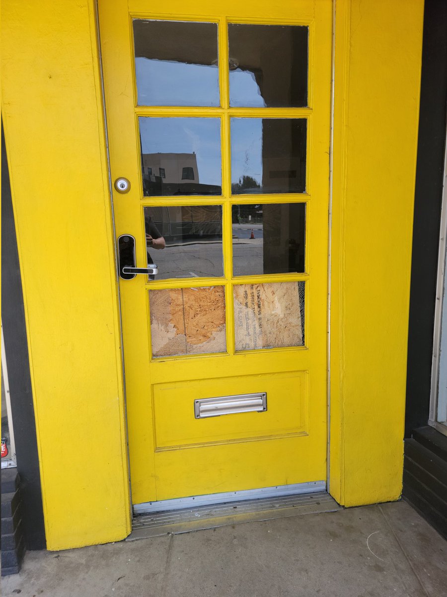 idea_hive's tweet photo. @KGETnews @bakersfieldnow 
More broken windows. 

#ideahive https://t.co/2vbORJ6Mtj