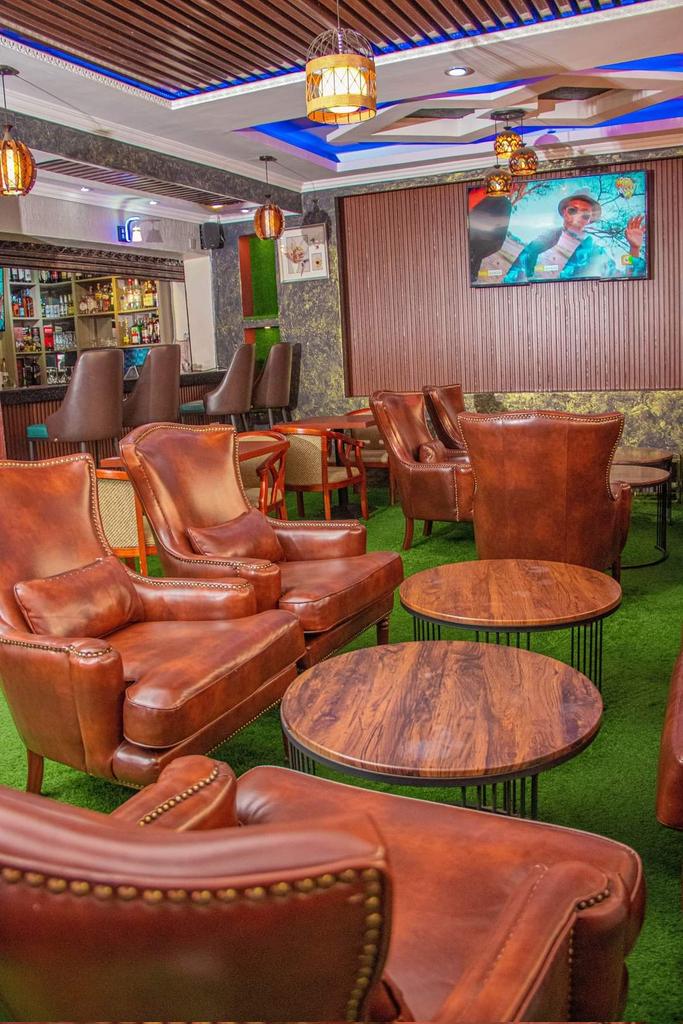 vicmarkhotel's tweet photo. The perfect place to unwind and catch up with friends, at Vicmark Hotel Nakuru in-house bar we offer an extensive selection of premium drinks and a cozy, welcoming atmosphere.
#relaxation 

Get in touch with us through:
0728000040
info@vicmarkhotel.com
https://t.co/UVf9JnMNQb https://t.co/4KdAzbor2z