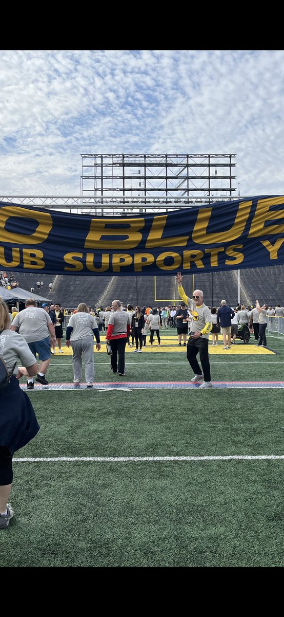 SchiaviPedersen's tweet photo. Sure it’s easy to touch when you’re tall
#BigHouse5K 
#GoBlue https://t.co/QEhnCsslhJ