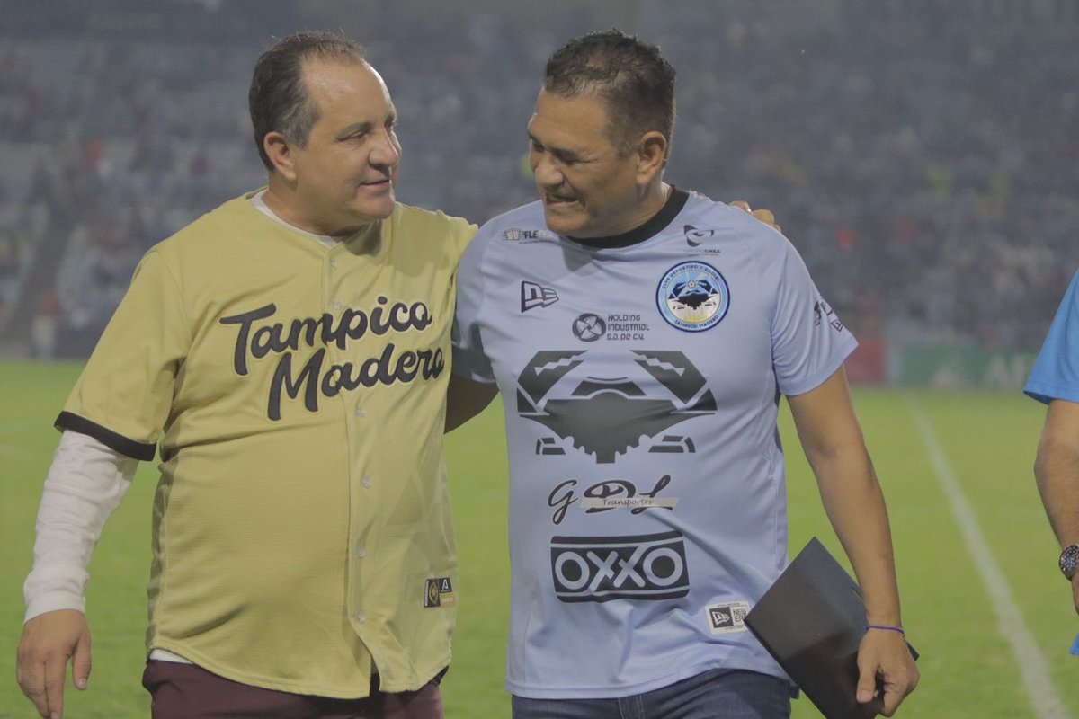 ChatoPinedav's tweet photo. Agradezco infinitamente al club Tampico madero @CDTampicoMadero por tan bonito reconocimiento. Al Sr. Badillo @enriquitoba  por tan hermosas palabras y el Señor Andres Arriaga @andyarriaga17  Una grata sorpresa volver a ver después de muchos años a un gran amigo, https://t.co/5mdLXed6fU
