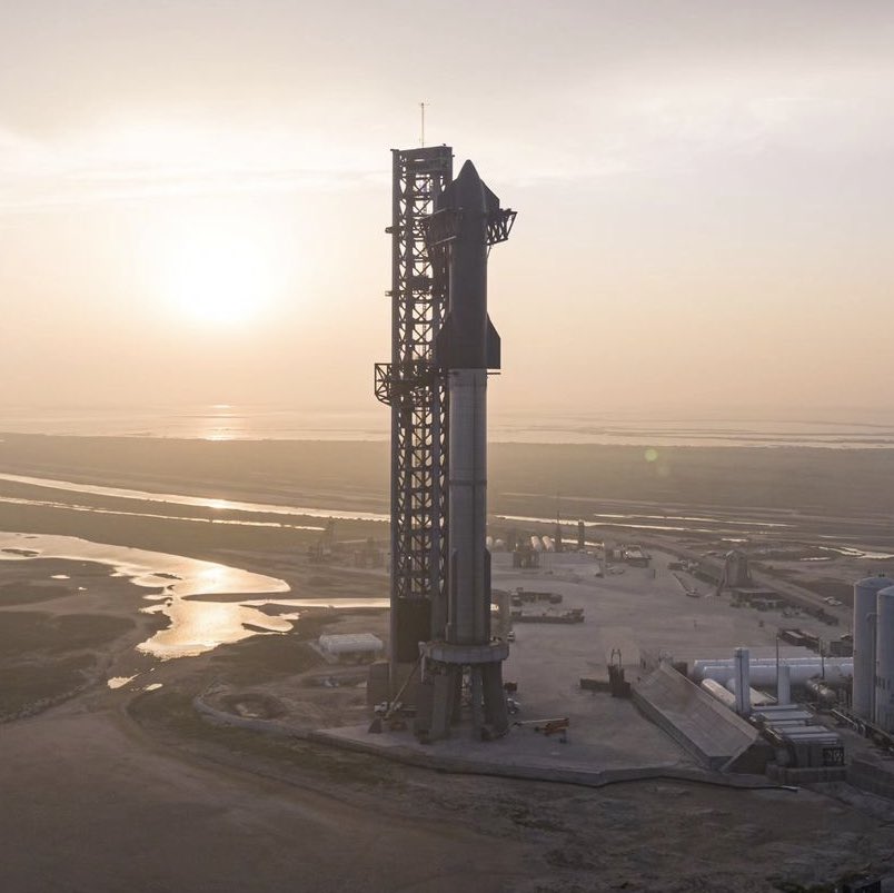 The largest rocket ever built <a href="/SpaceX/">SpaceX</a> Starship is scheduled for it’s first test flight tomorrow (Monday 17th April) from a launch site near Boca Chica Beach, Texas. #Starship #SpaceX  #testflight #launch 
📷 <a href="/SpaceX/">SpaceX</a>