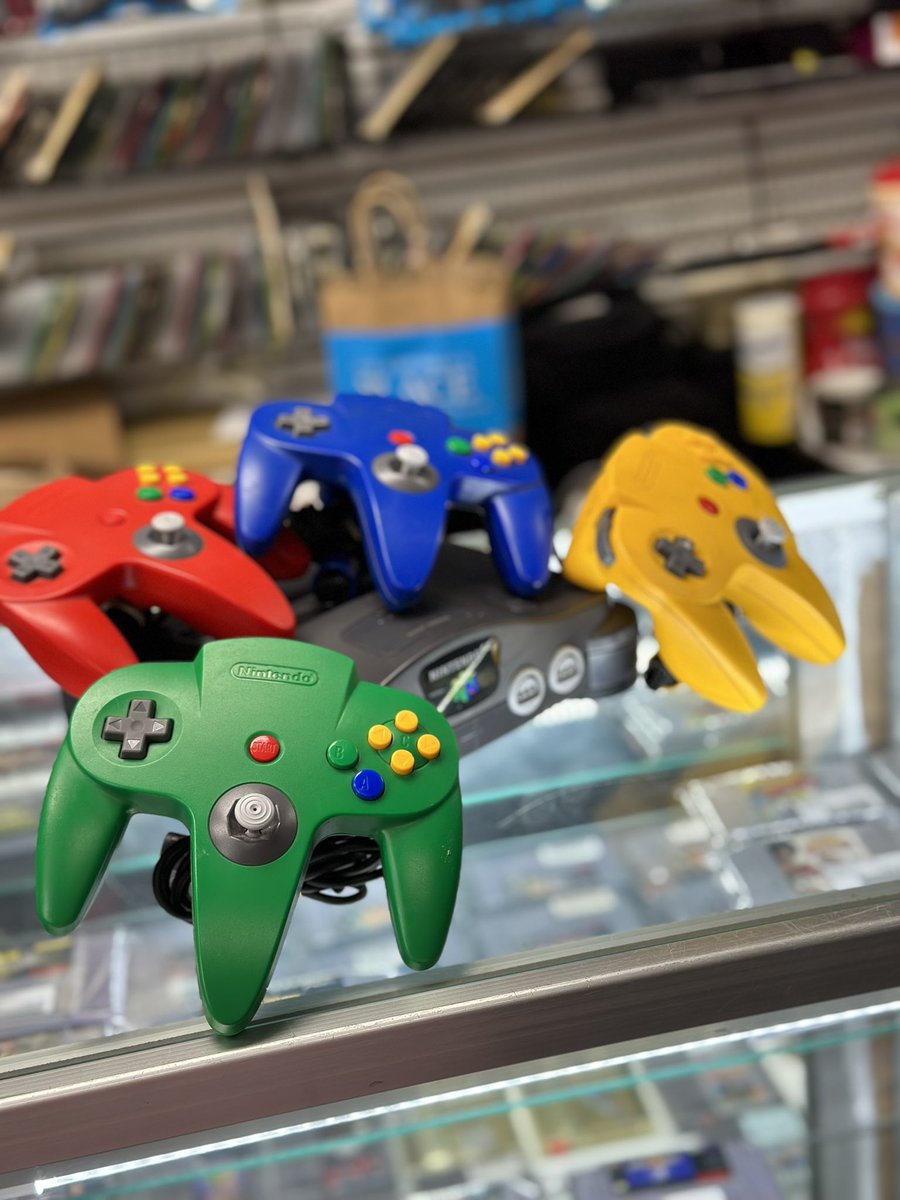 bklynvideogames's tweet image. Sunday Funday pt. 3 🔥🔥🔥  #n64controllers #n64console  #nintendo64games #retroshop #brooklynvideogames #bvg 
•system comes with av cable, ac adopter and one grey controller.
•all color controllers sold separately