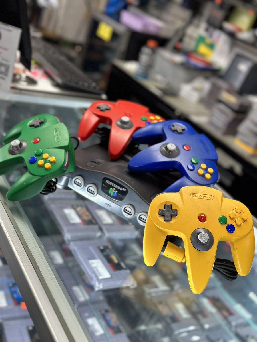 bklynvideogames's tweet image. Sunday Funday pt. 3 🔥🔥🔥  #n64controllers #n64console  #nintendo64games #retroshop #brooklynvideogames #bvg 
•system comes with av cable, ac adopter and one grey controller.
•all color controllers sold separately
