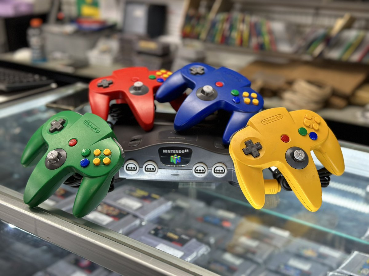 bklynvideogames's tweet image. Sunday Funday pt. 3 🔥🔥🔥  #n64controllers #n64console  #nintendo64games #retroshop #brooklynvideogames #bvg 
•system comes with av cable, ac adopter and one grey controller.
•all color controllers sold separately