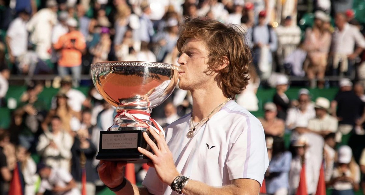 Tenisportal's tweet photo. 👉Rus Andrej Rubljov se je razveselil prvega naslova na mastersih. V Monte Carlu je po preobratu v finalu ugnal Danca Runeja. Več na https://t.co/GTSjSUV4qu

#MonteCarloMasters https://t.co/MlpdxQ9kDP