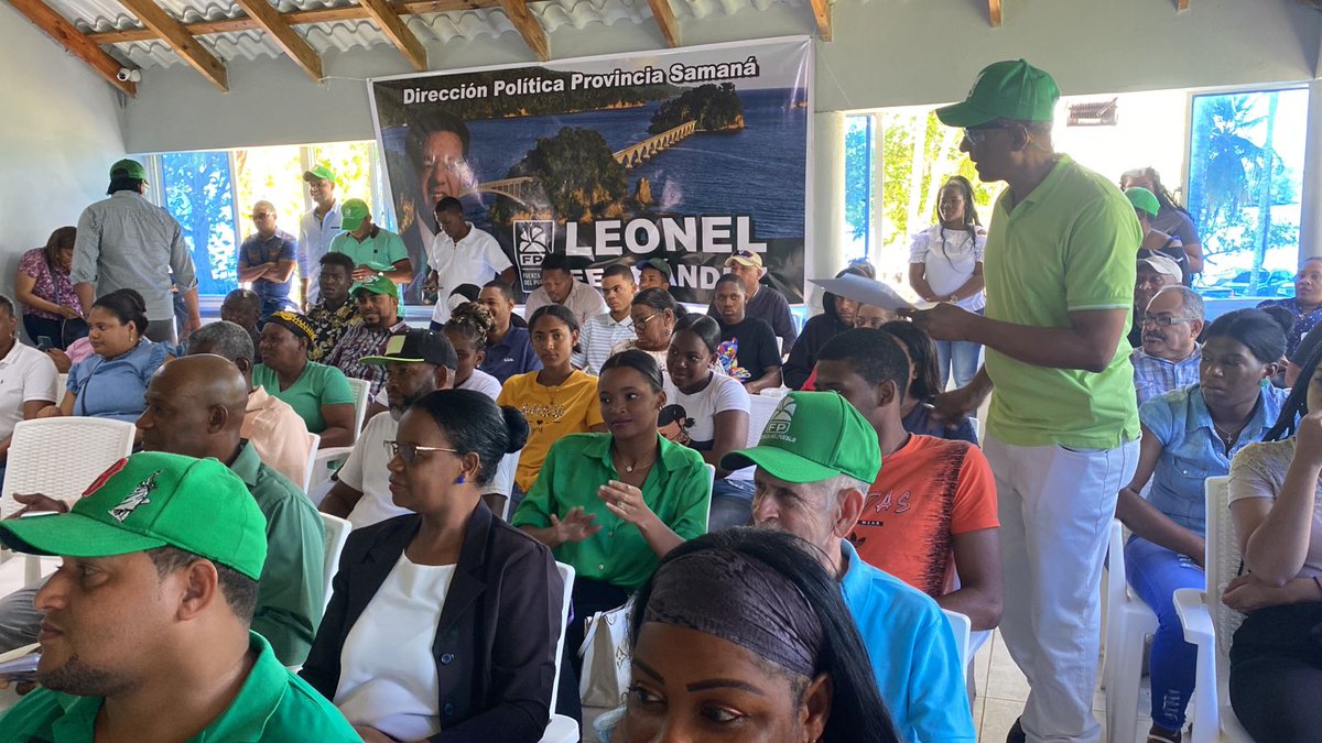 vanderhorst_w's tweet photo. Mientras Keyla Reyna, Encargada de Redes y Com., impartía Taller de Redes, en Samaná, el Presidente Leonel Fernández, juramentaba varios Dirigentes en San Pedro de Macorís. https://t.co/pBWzoPUch8