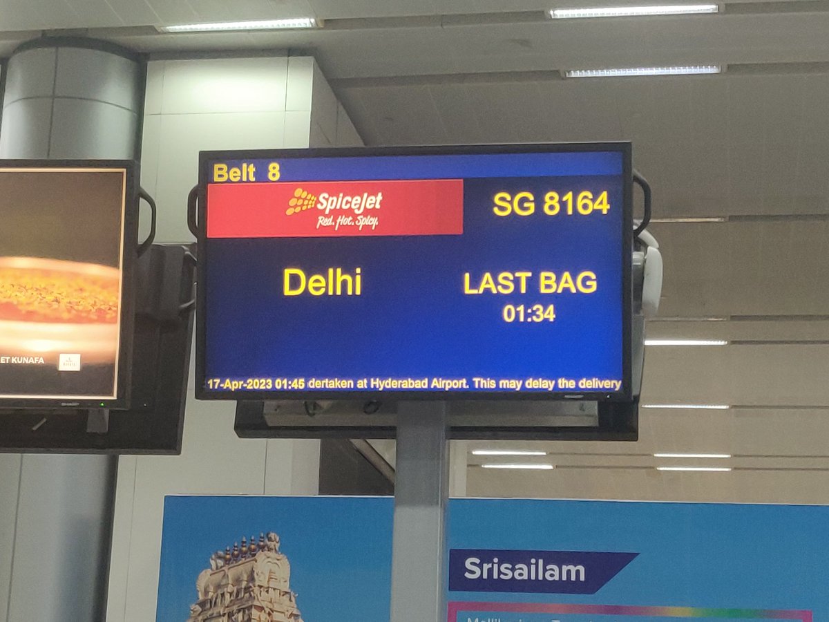 KapilGupta_In's tweet photo. Luggage of more than 50% travellers didn't arrive but SpiceJet is in so hurry that they marked the last bag far before the bags arrived on the belt. 
#spicejet #gmrinfra #hyderabadairport https://t.co/fJLIeTrPHE