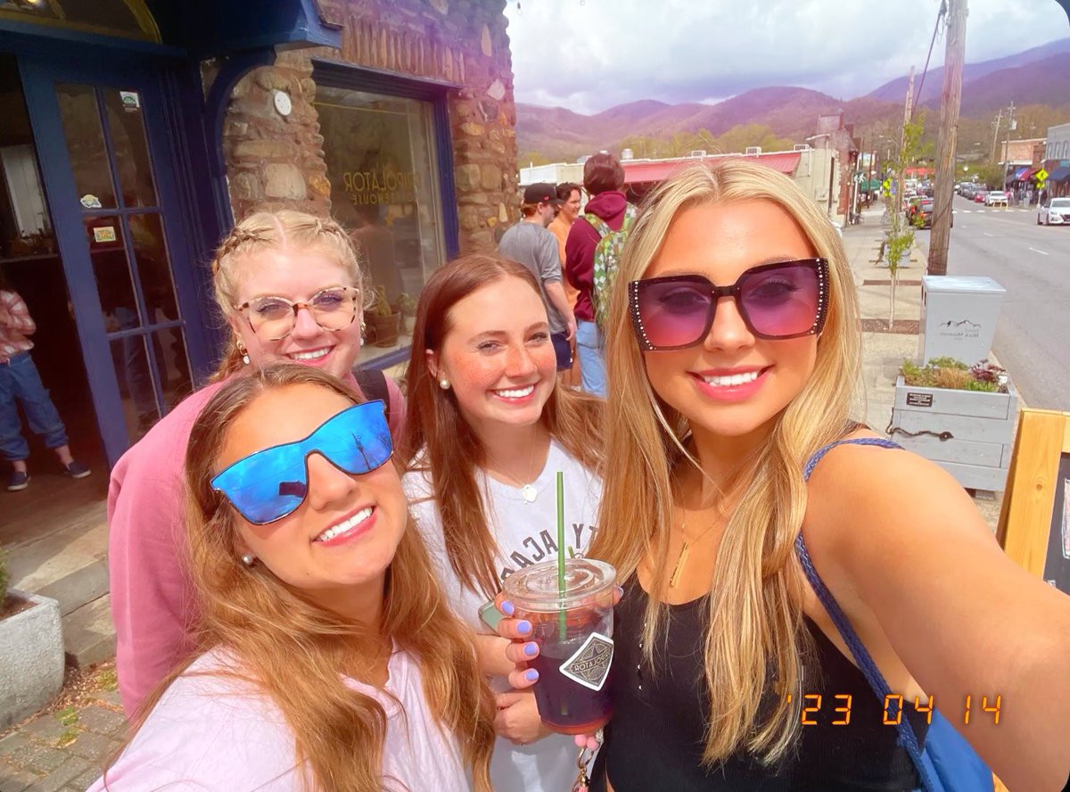 jocelynstanley_'s tweet photo. Had a wonderful time at Preview Weekend!! ⛰️🌸 Thank you @montreatcollege for hosting this spectacular event!! 😊 https://t.co/W1leVetYuQ