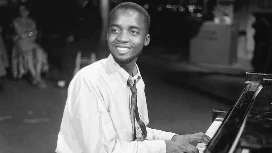 Une légende🖤

Ahmad Jamal vient de disparaître à l'âge de 92 ans.
Hommage ce lundi sur #FranceMusique dans Musique Matin &amp; dans deux spéciales d'Open Jazz et Banzzaï.

En mémoire... réécoutons ce concert de 1971 à la Maison de la radio...🙏😢

radiofrance.fr/francemusique/…