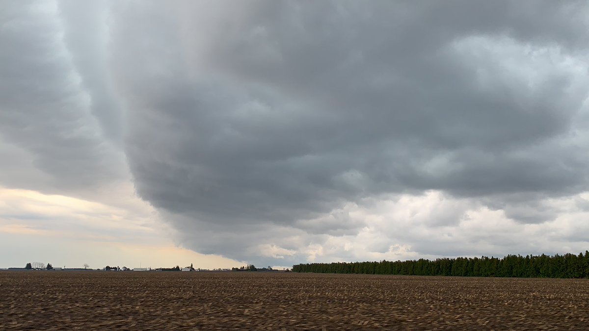 Huge shelf incoming to Chatham, ON and Wallaceburg, ON! Holy crap the camera shots I got were INSANE!!! #onwx #ONStorm #ShareYourWeather