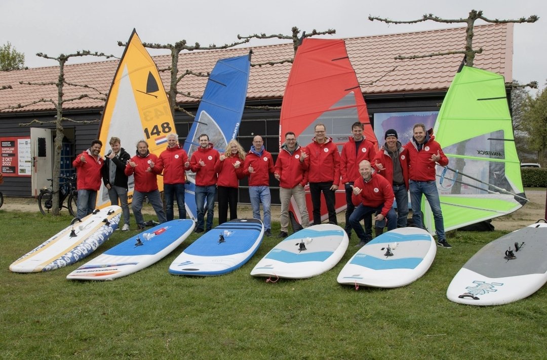 WSCASurflessen's tweet photo. Mooie dag vandaag 🤙. Kickoff met de trainers. Het lesmateriaal checken. Samen een wedstrijdje #Windsurfen tegen elkaar en een heerlijke BBQ. https://t.co/JI6vpYsKNQ