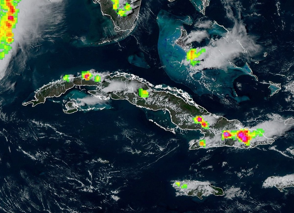 Áreas de tormenta, con abundante actividad de descargas eléctricas en el interior de la región oriental y en algunos puntos del occidente de #Cuba.