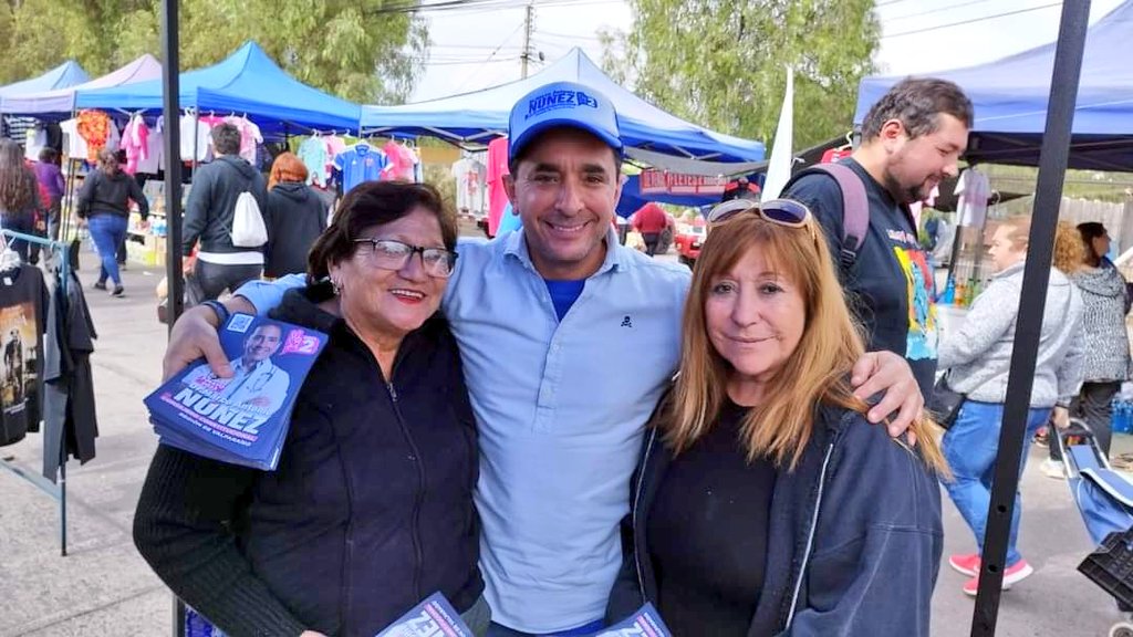 dr_marconunez's tweet photo. Estoy muy agradecido del apoyo y cariño de los vecinos y las vecinas en la feria del sector Diego de Almagro de la ciudad de San Felipe.

Este próximo 7 de mayo en la Región de Valparaíso y el valle de Aconcagua #vota2 @marconunez #consejeroconstitucional.

¡Todo por Chile! ✌️ https://t.co/UYohqcOaeR