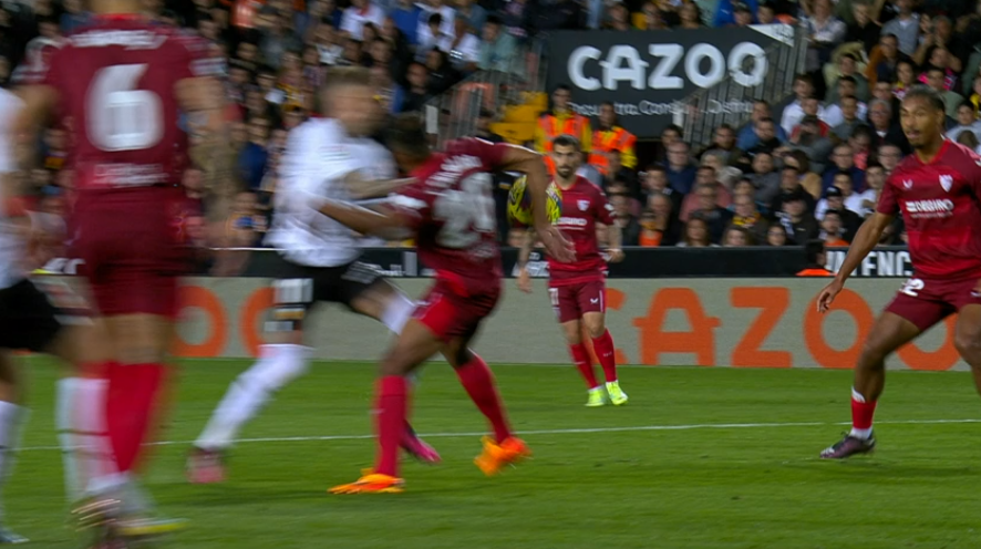 LaLigaenDirecto's tweet photo. Del Cerro Grande, tras ir al monitor, ha considerado que esta mano de Fernando no es punible para señalar penalti. https://t.co/hjuIUlsVOh