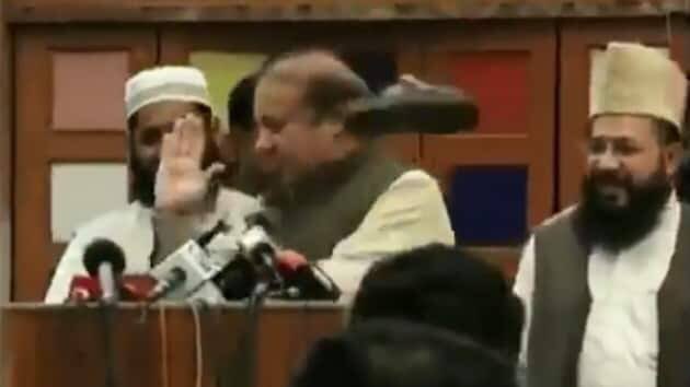 Ricky98360046's tweet photo. @Hooria_jani جوتوں پر پٹواریوں کی گہری نظر ایسے ہی نہیں ہے 😂😂😂 https://t.co/1dUVgSJwyx