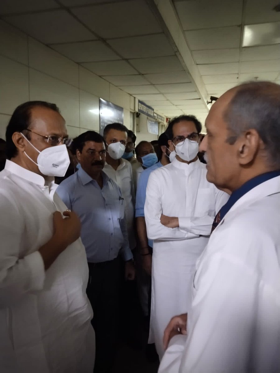 Maharashtra| Uddhav Thackeray, Aditya Thackeray &amp; NCP leader Ajit Pawar met people who're undergoing treatment in MGM Kamothe Hospital after they suffered heatstroke during Maharashtra Bhushan Award ceremony in Navi Mumbai's Kharghar