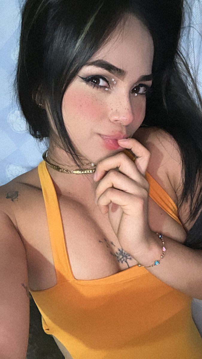 gabibitchof's tweet photo. Feelin' spicy and full of flavor! 🌶️ Embracing my Latina roots and bringing the heat 🔥 #LatinaPride #SpicyMami #SaborLatino https://t.co/g0t7dJLlzL