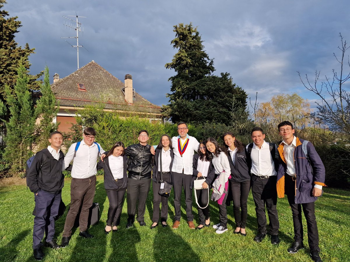 h_constant's tweet photo. La Residencia de Venezuela en Ginebra recibió hoy al Ensamble "Alma Llanera", de nuestra Orquesta Sinfónica Infantil, que deleitó con su maravillosa maestría del paisaje musical venezolano. Un espectáculo que el público disfrutó y aplaudió conmovidamente. ¡Gracias! https://t.co/ackC4Sfbzu