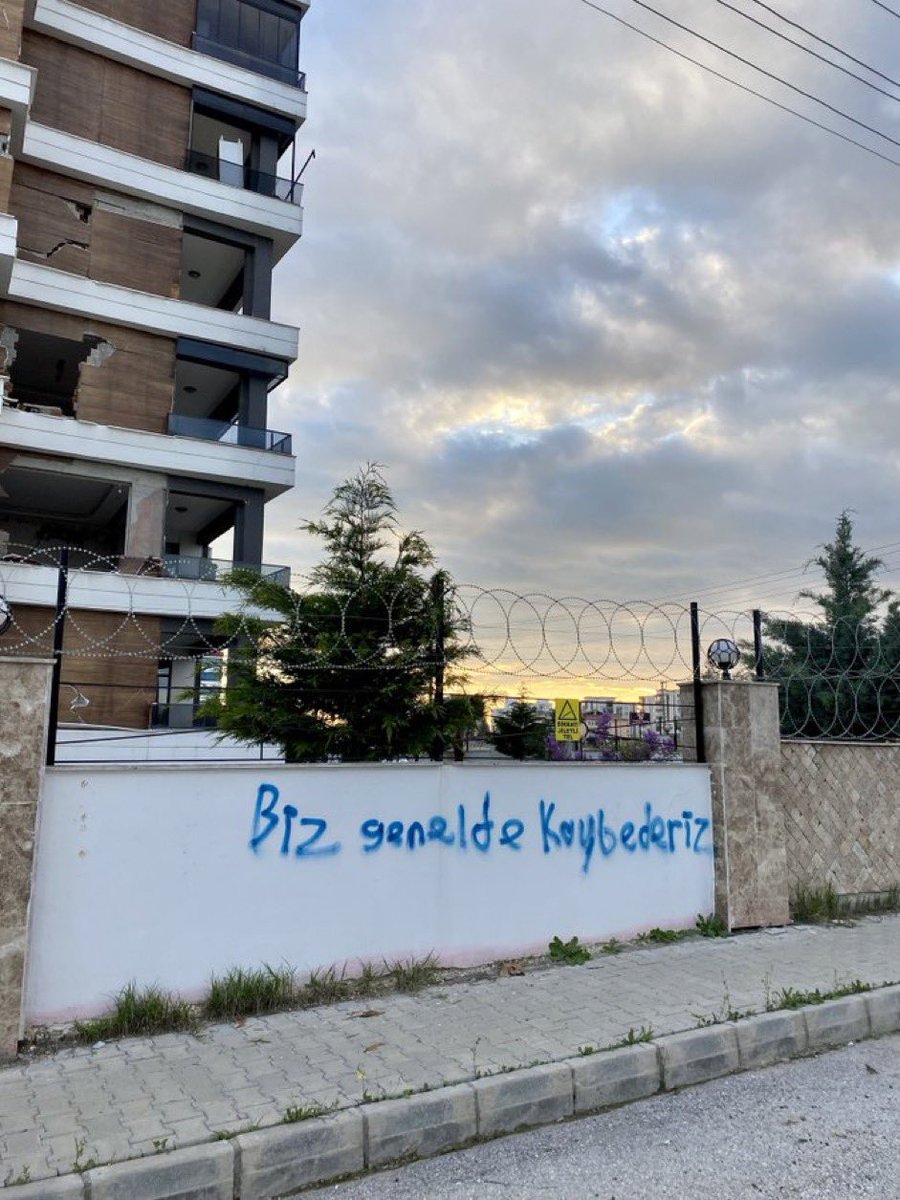 Yorgunluk ümitsizlik acıyla baş edememek kaybolmak sonunu bulamadığım labirentteyiz. gerçekten hala hayattamıyız bilmiyorum