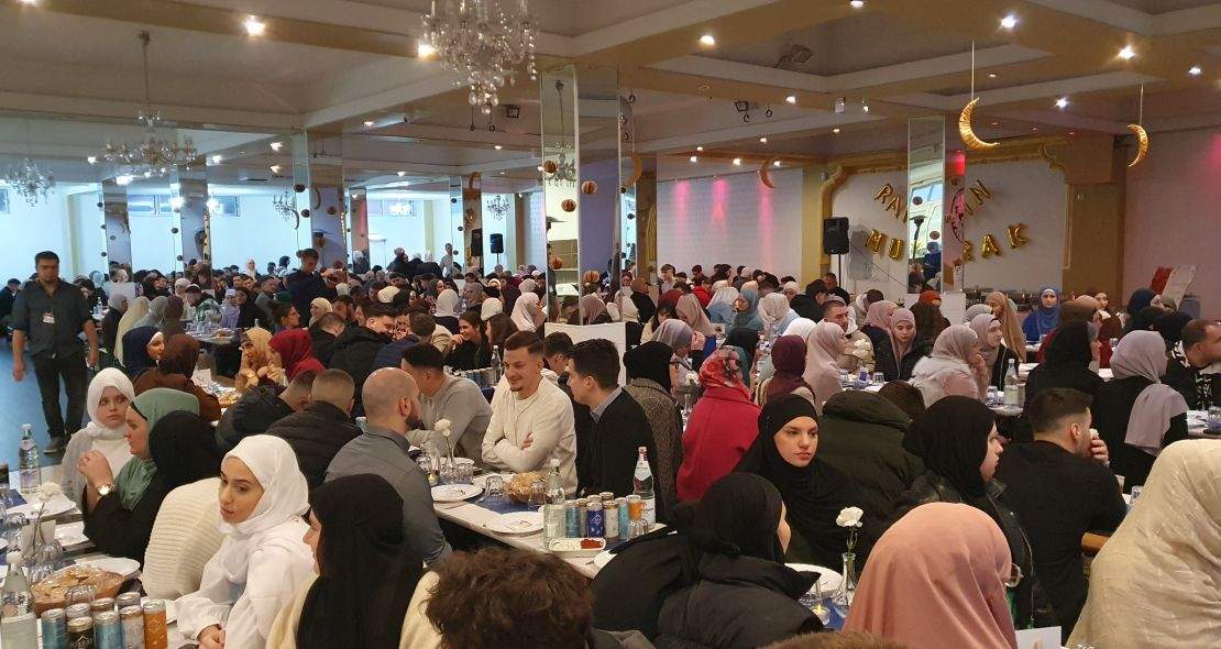 RijasetBiH's tweet photo. #Keln: Održan najveći omladinski iftar Islamske zajednice Bošnjaka u Zapadnoj Evropi #Koln 
https://t.co/hWwkklzAZ7 https://t.co/jtSkevjgaJ