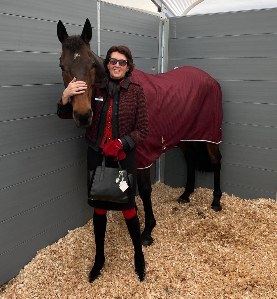 Wonderful to see MON MOME at Aintree again yesterday. He looked magnificent as he jig jogged round the parade of previous National winners. Huge congratulations to Lucinda, with CLOUDY GLEN &amp; Charlie returning sound and well. instagr.am/p/CrHAFd0tj4T/