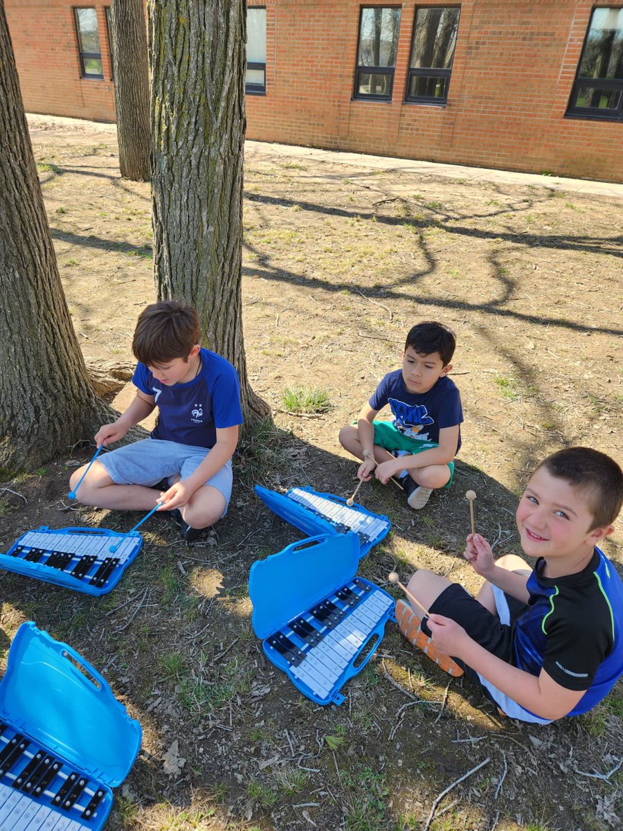 EECStNicolas's tweet photo. Quelques élèves de la classe de 2e et 3e année de l’école Saint-Nicolas ont bénéficié le vendredi dernier des activités d’apprentissage de plein air avec le moniteur de langue M. Juan. Bravo!!! Quelle approche innovante et authentique pour stimuler l’engagement chez les élèves!!! https://t.co/3zoQnIDIFH
