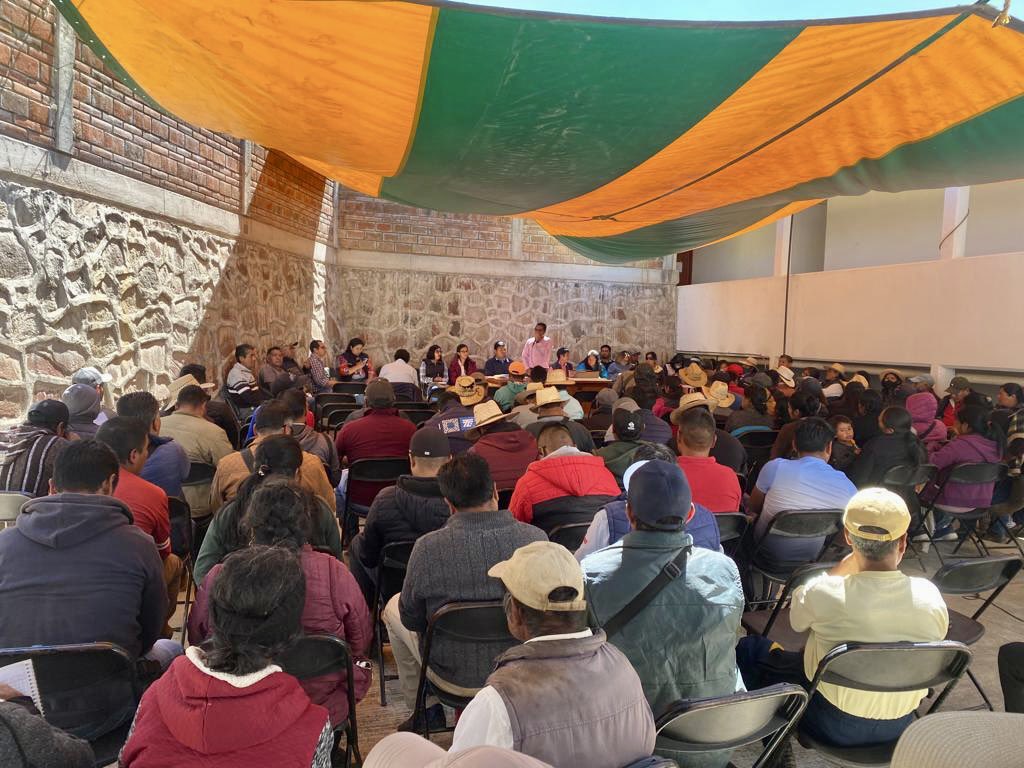 EipCDMX's tweet photo. Este fin de semana y en el marco del cumplimiento de medidas cautelares de la @CIDH, la #UDDH @SEGOB_mx, en colaboración con el @GobOax y el @laomsceiich, inició talleres de construcción de paz con familias que integran comunidades de la región mixteca de Oaxaca. https://t.co/s7nwiBIeMv