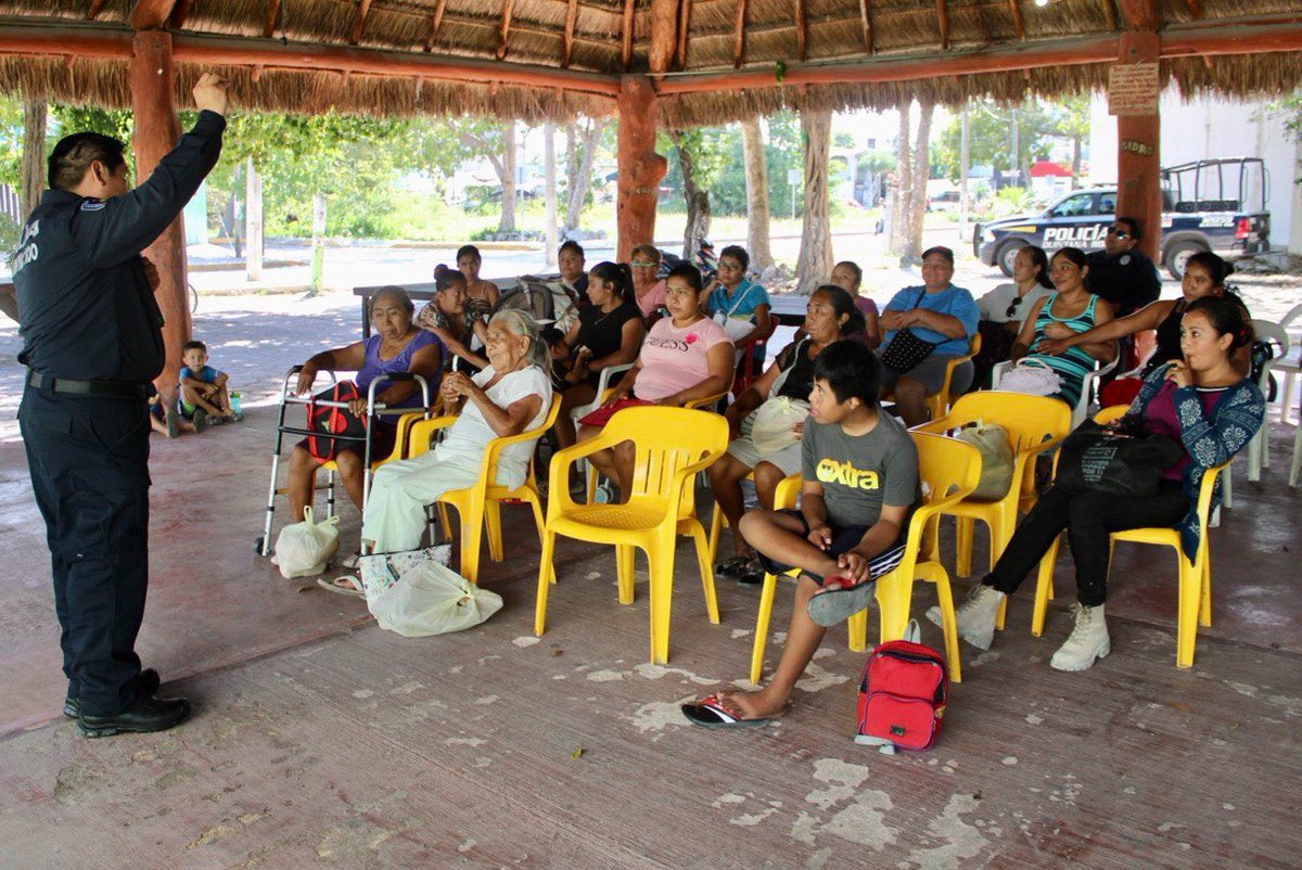 PtoMorelosAyto's tweet photo. Mujeres de #PuertoMorelos recibieron plática “Plan de seguridad personal para prevenir la violencia de género”, impartida por elementos de la Secretaría municipal de Seguridad Pública y Tránsito, a través del #GEAVI.
Información completa ▶️: https://t.co/2TPJ8WATFK
#CercaDeTi https://t.co/UnAq7O3OdD