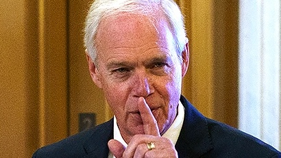 anyonewantchips's tweet photo. Your reminder that Russian shill Sen. Johnson tired to hand Mike Pence fake slates of pro-Trump electors from Michigan &amp; Wisconsin on Jan 6. https://t.co/spEnyxvgQS