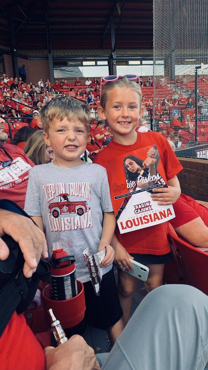 ErinRoseberry2's tweet photo. The love my girl has for softball at the age of 6, makes my heart so dang happy🥎🤟🏼❤️🖤 https://t.co/24nPpscKJR