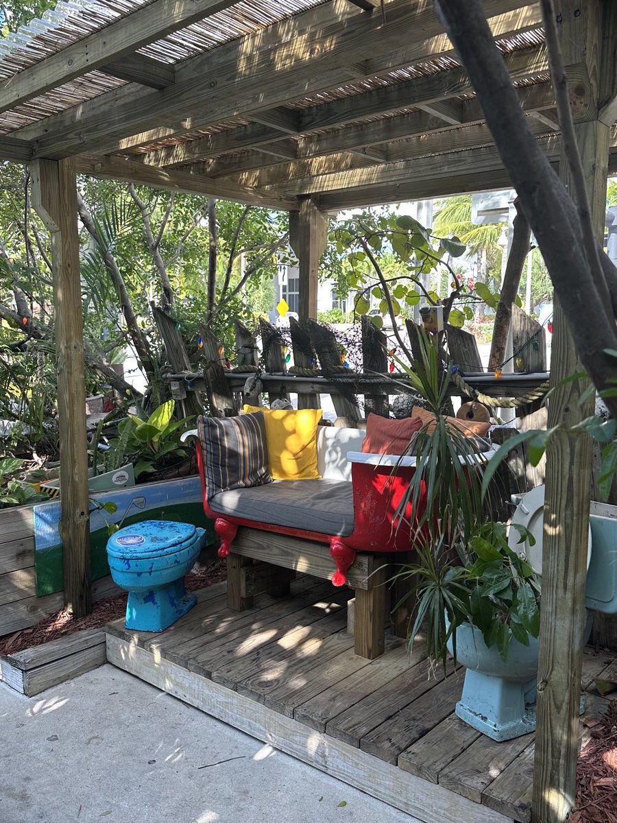 EmbraceLife424's tweet photo. One of my favorite places in Hollywood Beach. I love the laid-back vibe, and the catch of the day is always good #Florida #LeTub https://t.co/dDqXHxDC91