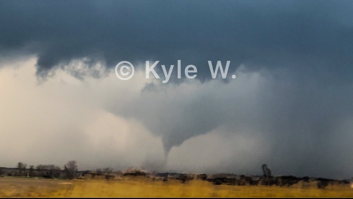 I’m still very new to editing photos but here’s some edits I made of last weeks supercell/tornado in Lewistown Illinois! #wxtwitter
