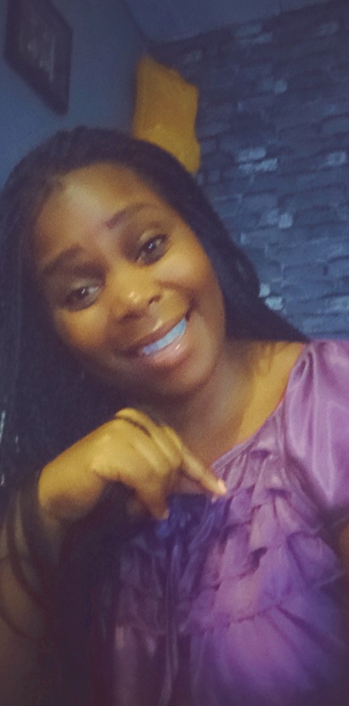 Il y'a que les gars avares qui peuvent acclamés votre  footballeur là , sinon que s' il savait qu' il était amoureux de sa mère pqoi pas épouser sa mère et continuer sa carrière tranquillement ,et le rôle de sa femme c' était quoi prouver que tu es  un homme