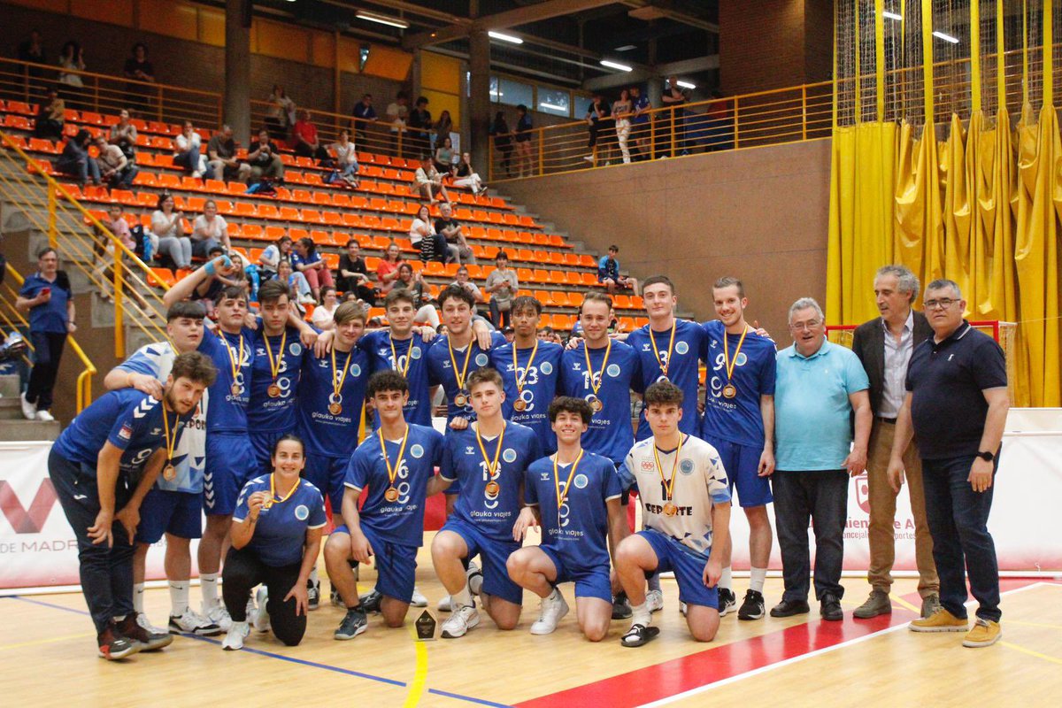 FMadridVB's tweet photo. ¡@VoleibolLeganes es Campeón de Madrid de 1 División Junior Masculina! Lo ha logrado imponiéndose por 3-1 al @cuvalcorcon 

¡Ambos equipos obtienen una plaza para disputar el Campeonato de España!

La tercera posición es para @CV_Alcala, tras ganar a @cvmostoles por 2-1. https://t.co/wAb9mrG9D4