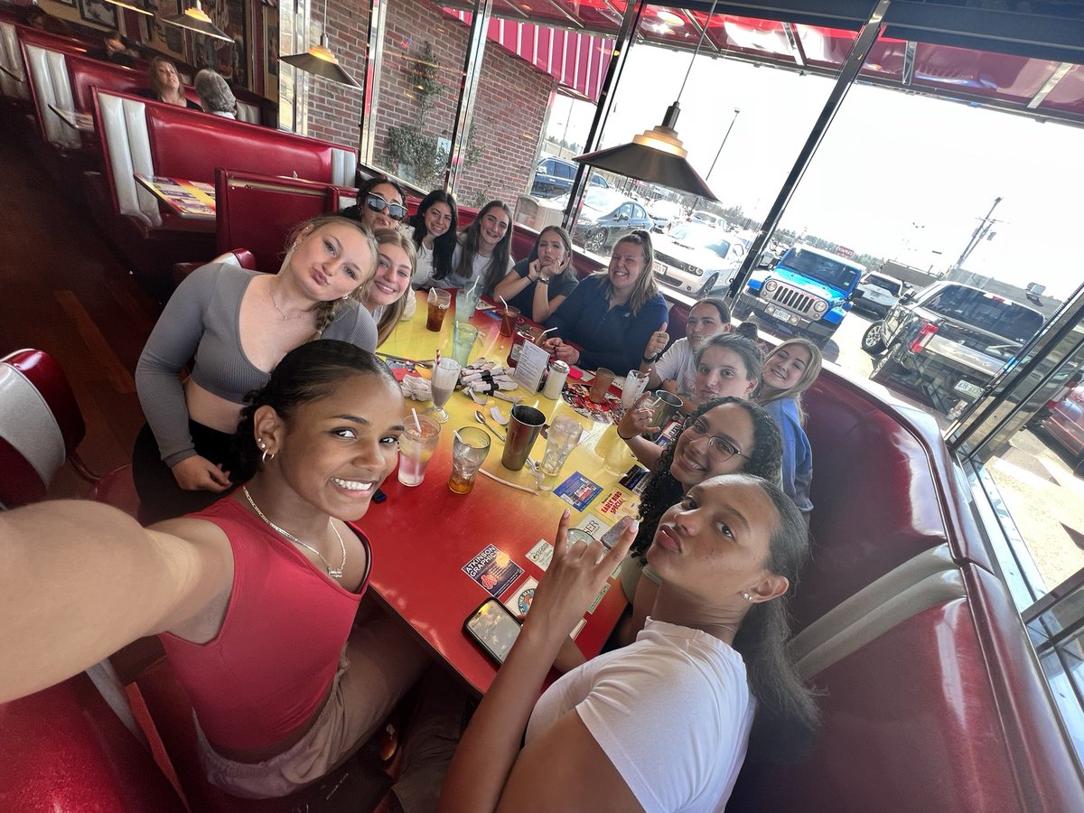 MHS_VSB's tweet photo. A team that dines together wins together 🥗🥪🥎 https://t.co/RvEKEJ4AIH