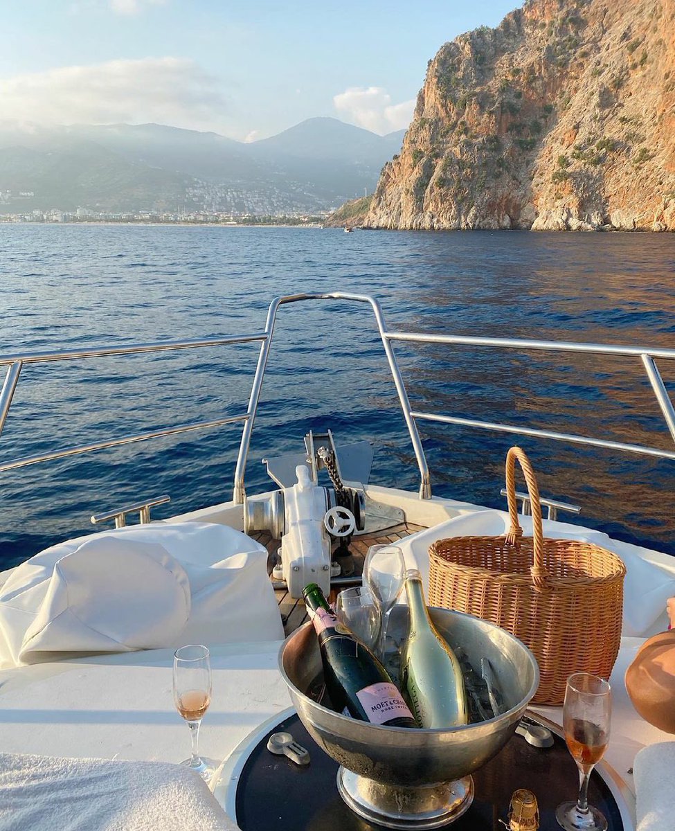 Picnic vibes 🧺🌊