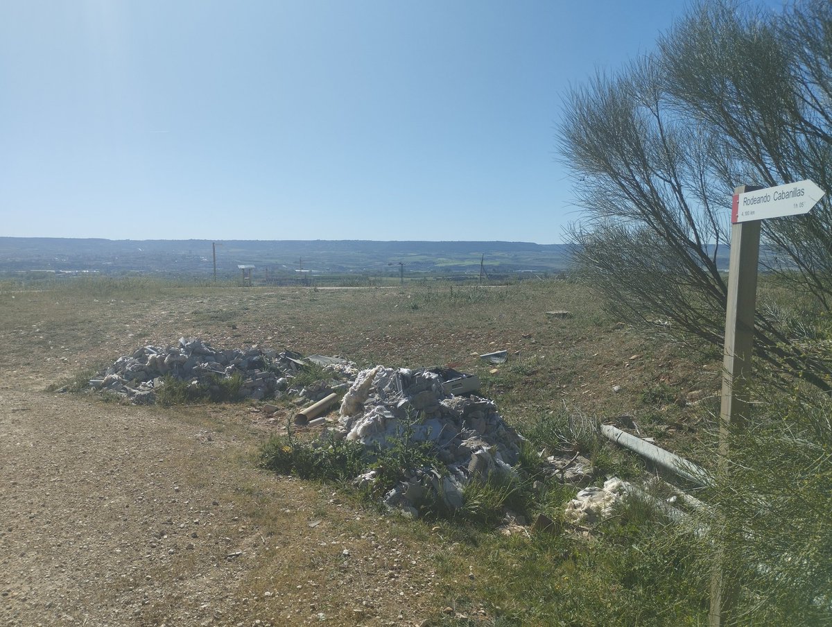 Viriato5's tweet photo. @aytocabanillas algún desalmado ha vertido en el camino de la dehesa, lo peor de todo, aparte de ser un cerdo, es que hay tejas de uralita y eso normalmente tiene amianto. Podría  cogerlo algún niño o animales y ser muy peligroso. ¿Pondríais mandar a retirarlo cuanto antes? https://t.co/blsQB1turP