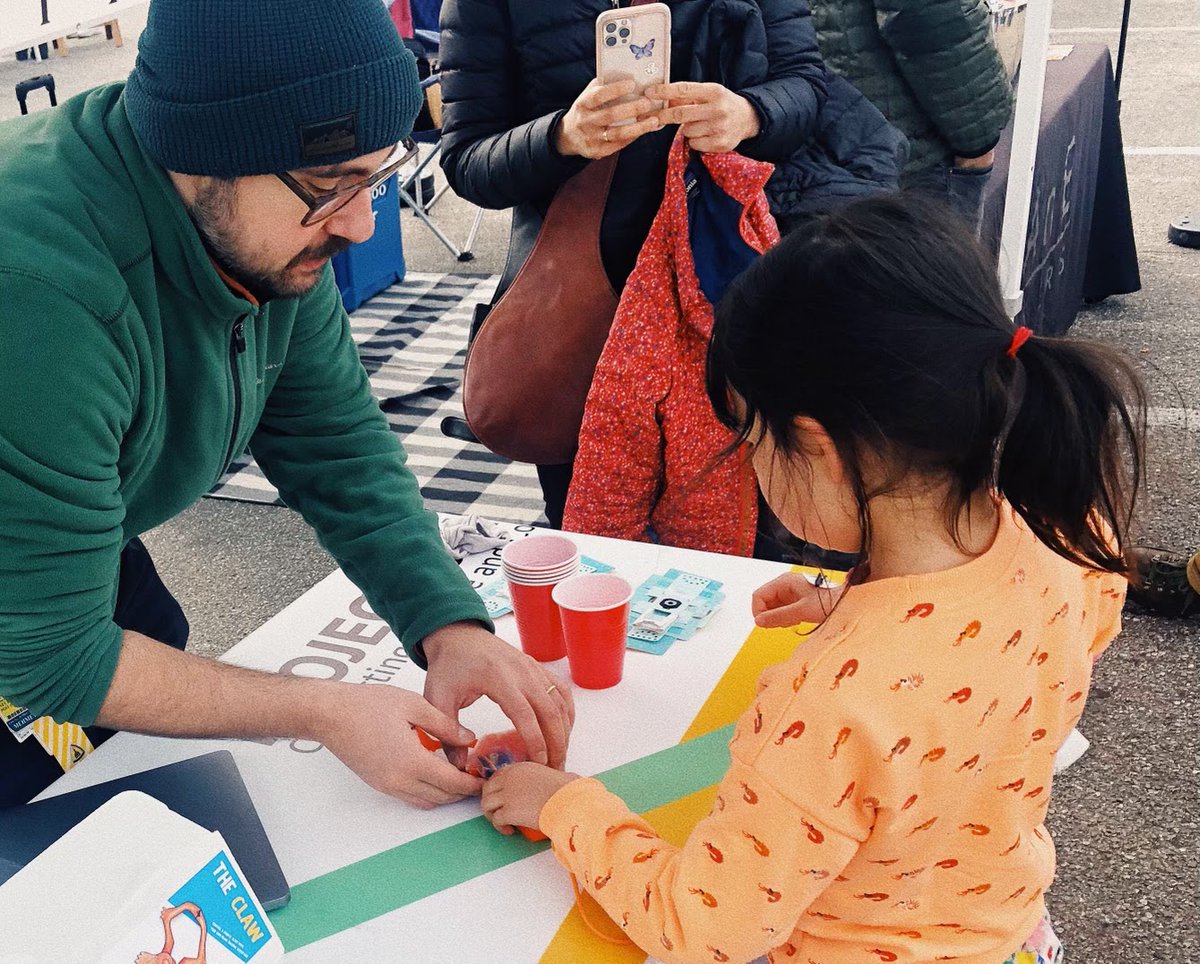 We were excited to bring Science at the Market back to the Waverly 32nd Street Market last weekend! @M_f_keles led a fascinating demonstration on how the electrical signals from your own muscles can be used to control a mechanical claw! 💪⚡️ #scicomm #Baltimore