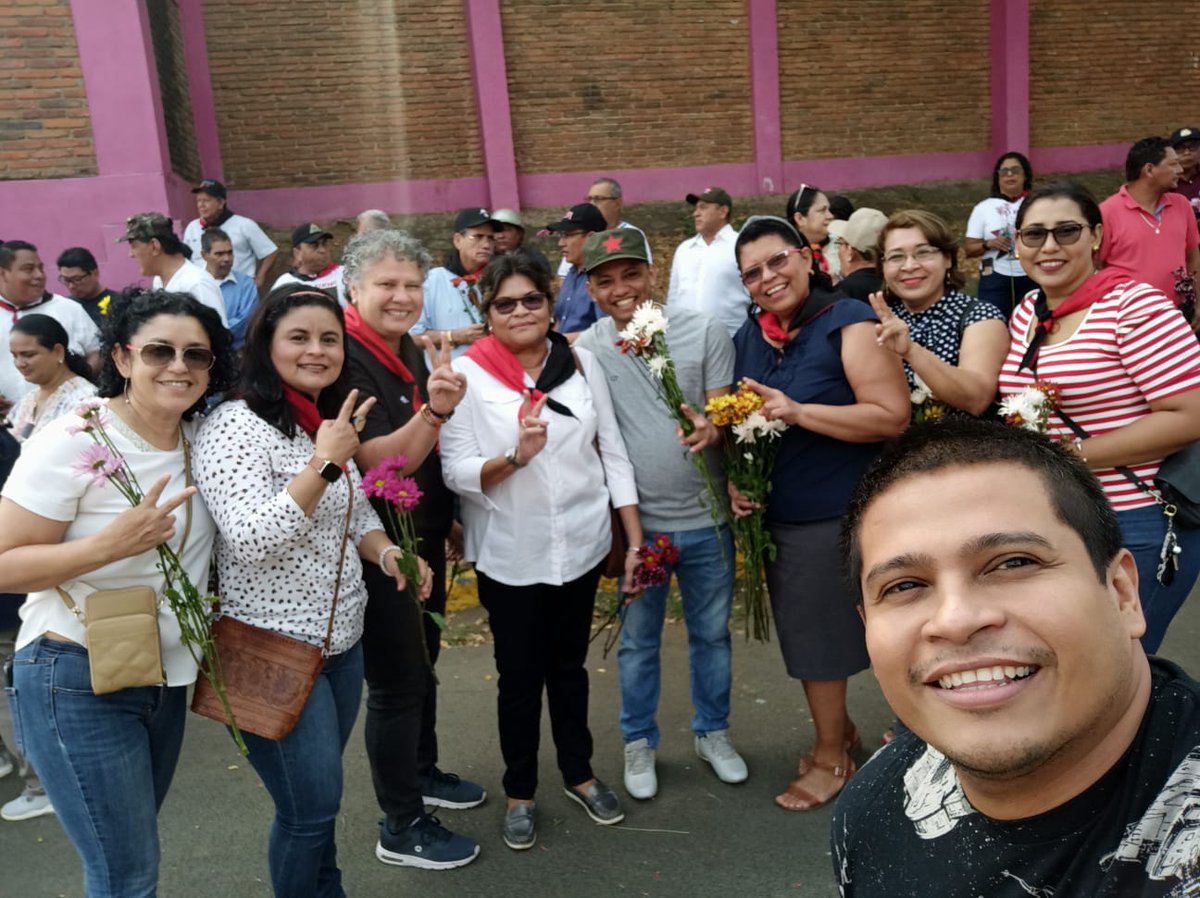 #UVDenisSilva presente en la guardia de honor🏅 y ofrenda floral a nuestros héroes de Veracruz 🕊️💐🌺🌻🌼🏵️🌷
#LeonRevolucion
#NoPudieronNiPodran 🕊️
@CanDigital2 @ZenzontleG @yadercino_zen @LeivaYosel @RDRFSLN_ @WillNavarro12 @PrensaPopulr @js_sandino1979 @Joel190779 @Atego16