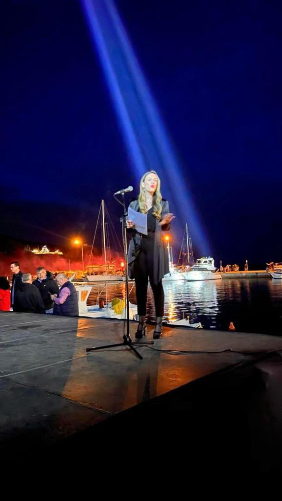 Είχα τη χαρά &amp; την τιμή να παρουσιάσω το έθιμο για το κάψιμο Ιούδα στην αγαπημένη μου Ερμιόνη. Το φως βρίσκεται μέσα μας. Κάψτε κάθε είδους προδότη και τα βεγγαλικά που έρχονται μετά είναι η απόδειξη της γιορτής. Χρόνια πολλά. Υγεία, ευτυχία &amp; φως 🙏🙏❤️❤️🧿🧿